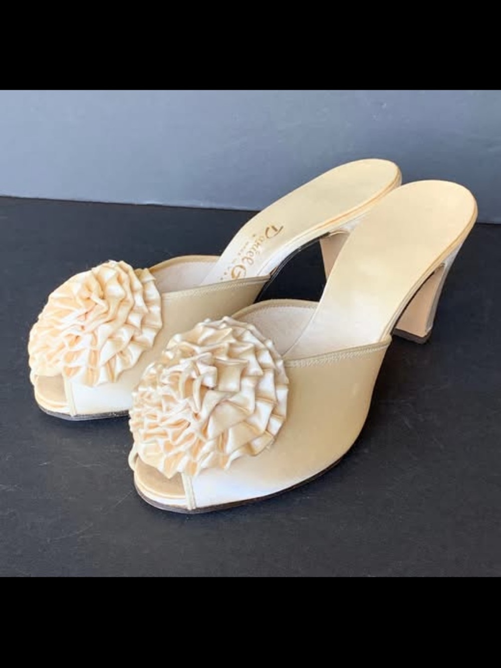 Danielle Green ivory colored wedding vintage shoes excellent condition. 1940,s.